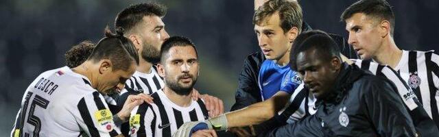 IMA LI SVRHE TAKMIČITI SE U OVAKVIM USLOVIMA? FK Partizan izdao saopšteneje nakon utakmice sa Javorom: Nije dosuđen očigledan penal, a na drugim terenima se igra do 98. minuta dok se ne dođe do cilja!