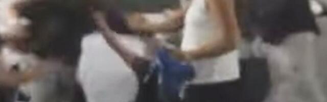 ŽESTOKA MAKLJAŽA PET ŽENA NA PARKINGU: Gurale se, čupale i pokazivale SREDNJI PRST, a onda se pojavio ON!
