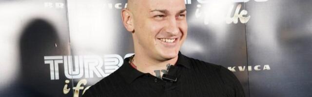 Vrhunac grotesknih scena - Desingerica rastrgao pečenje nad publikom, curi loj na sve strane (VIDEO)