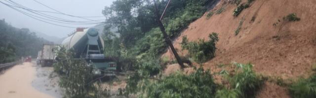 Najmanje 90 ljudi poginulo u klizištima: Kiše su toliko padale, da je zemlja tekla sa njom