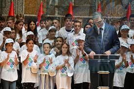 Aktuelna srpska priča: „Moj predsednik i ja u šarenim autobusima“