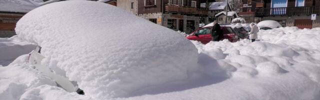 Neverovatne scene iz Evrope: Kuće i automobili nestali pod snegom, ljudi kopaju tunele do domova