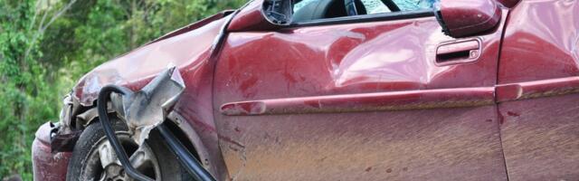 Direktan sudar automobila na putu Zrenjanin – Novi Sad: Hitna i policija na terenu, čekaju se vatrogasci