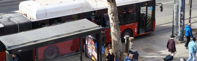 TUČA U AUTOBUSU NA ŽARKOVU: Muškarac leži bez svesti, policija na licu mesta