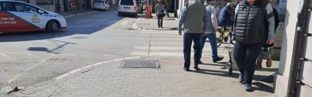 Nesvakidašnji prizor u Čačku! Ljudi oduševljeno zastaju i gledaju u rupu na trotoaru, a OVO je razlog