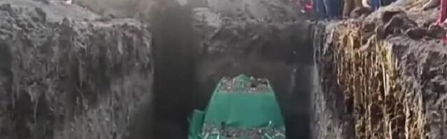 Čovek sahranio auto, prisustvovalo 1.500 zvanica (FOTO, VIDEO)