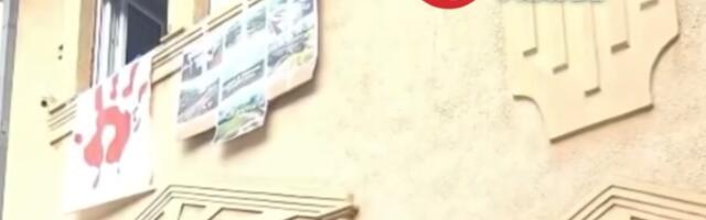 Poslanica SSP: Pretresali stan žitelju Gadžinog Hana koji je okačio transparent sa Vučićevim lažnim obećanjima