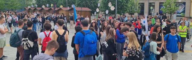 Gimnazijalci pozvali sugrađane da dođu ispred škole, studenti dočekuju pešake iz Vršca