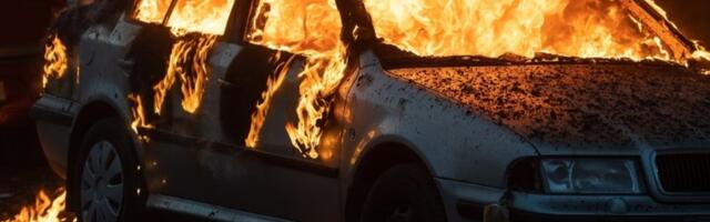 Zapaljen skupoceni "mercedes" na Voždovcu: Planula još 4 vozila