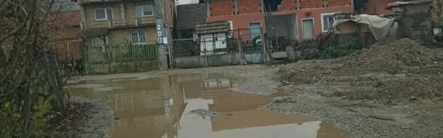 Čitaoci javljaju: U selu Vlase raskopali rupe još u martu prošle godine i ostavili ih na ulicama