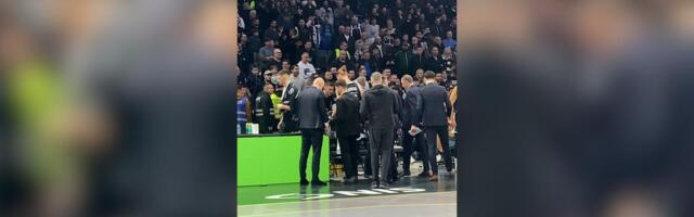 Debakl Partizana: Navijači gađali igrače, Arena se prazni