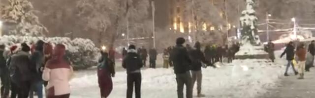 Pozivu studenata na grudvanje odazvali se brojni građani (VIDEO)