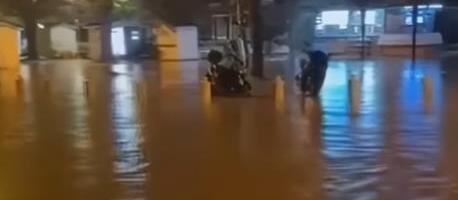 POTOP NA JADRANU! U KOTORU VODA DO STRUKA! Grad pod vodom, ljudi i automobili "plivaju" ulicama, ovaj vremenski fenomen KAČI i NAS! (VIDEO)