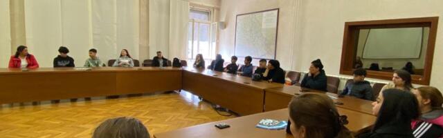 Podrška romskim učenicima i studentima kroz inicijativu RARE: 12 srednjoškolaca potpisalo ugovore