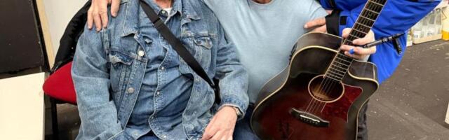 UZBUĐENJE I PRIJATELjSTVO IZA KULISA: Hadil Muslimović i Ferid Avdić sa gitaristom Borom Višnjićem evociraju muzičke uspomene (FOTO)