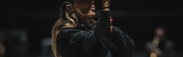 KAKVA SMELOST! Popularna pevačica NAGA NA DRUŠTVENIM MREŽAMA: Fotografija izazvala buru reakcija!