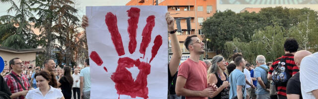 Studenti dele nalepnice “Studenti pobeđuju”