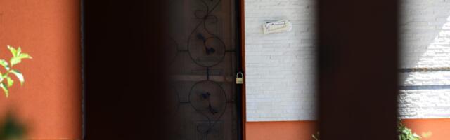 VEŠTO SKRIVENA VILA NADOMAK BEOGRADA postala BIZNIS, a komšije OTKRILE PRAVU ISTINU o popularnoj voditeljki, koja je sa mužem profesorom IZGRADILA OAZU!