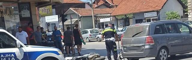 Sudar motora i automobila na raskrsnici Južnomoravskih brigada i Bulevara oslobođenja