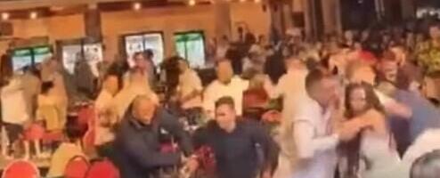 HAOS! POJAVIO SE SNIMAK MASOVNE TUČE NAKON NASTUPA ACE LUKASA: 80 osoba se puca pesnicama, povređen policajac