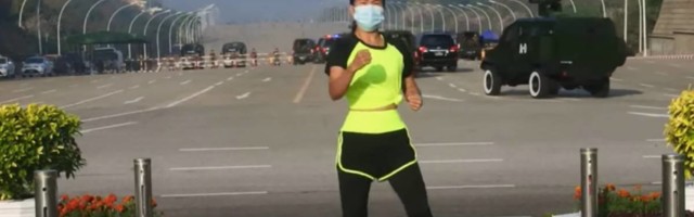 Instruktorka plesa postala viralni hit jer nije primetila haos koji se dešavao iza nje dok je snimala video