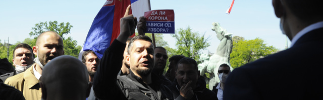 “ODUSTANITE OD NASILJA”: Policija privela 15 osoba zbog nasilja ispred skupštine