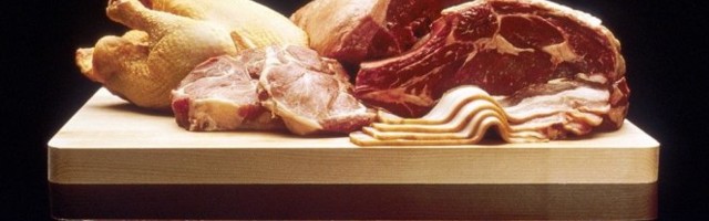 OPASNO PO ZDRAVLJE! Ovako NIKAKO NE SMETE odmrzavati meso pre kuvanja!