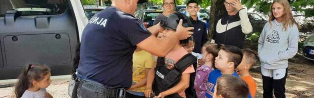 Predškolci i prvaci iz Kamenice u Nišu isprobavali policijsku opremu i družili se sa policajcima. „Dan otvorenih vrata“