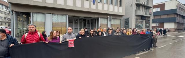 Još jedan petak uz 15 plus 1 minut tišine u Leskovcu, ispred Gimnazije samo školski policajac