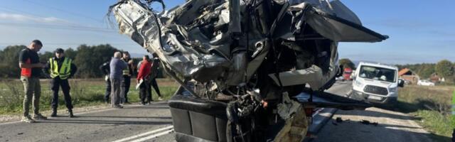 Od automobila nije ostalo ništa, potpuno smrskan u sudaru sa autobusom u kom je bilo 15 putnika