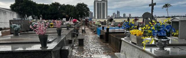 Vozio automobil između grobova, sve je snimljeno: Balkanci se krste - "Ovde ne prolaze ni mrtvačka kola"