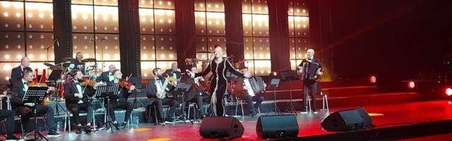 OSTAVIO NAM JE MUZIKU KOJA ĆE ŽIVETI VEČNO: Ilda Šaulić razgalila publiku izvedbama Šabanovih hitova (FOTO/VIDEO)