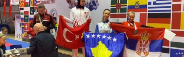 Bruka, dokle više? Takmičarka lažne države napravila skandal, pokušala da prekrije zastavu Srbije