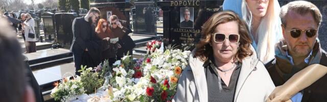 Estrada se sjatila na Novo bežanijsko groblje: Od Brene ni traga na pomenu Saši Popoviću (VIDEO)
