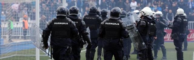 OVAKO JE KRENUO HAOS U NOVOM PAZARU! Tuča i prekid u prvom minutu igre, žandarmerija uletela i na teren!