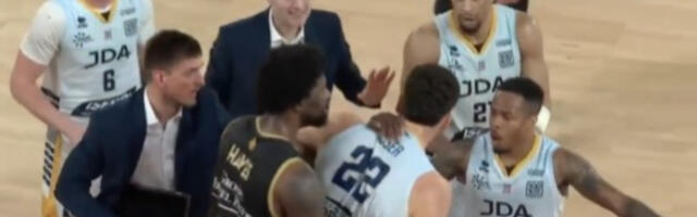 Pesničenje na utakmici Monaka: Udario ga u glavu i izazvao opšti haos na terenu (VIDEO)