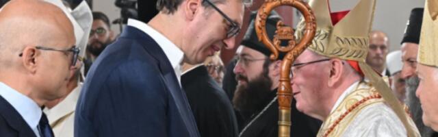 "Želim vam još mnogo uspešnih godina": Predsednik Vučić čestitao sto godina od osnivanja Beogradske nadbiskupije (FOTO)