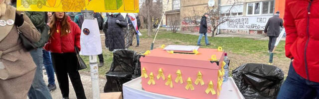 Medicinski štand na protestu u Kragujevcu pruža usluge merenja pritiska i šećera u krvi