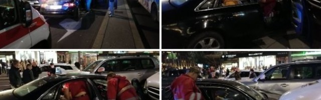 (VIDEO/FOTO) ULETEO U KONTRASMER NASRED TERAZIJA, PA SE ZAKUCAO U KOMBI! Teška nesreća, povređenog izvlače vatrogasci!