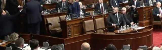 IZNELI GA IZ SKUPŠTINSKE SALE: Dejanu Vuku Stankoviću pozlilo na sednici Skupštine