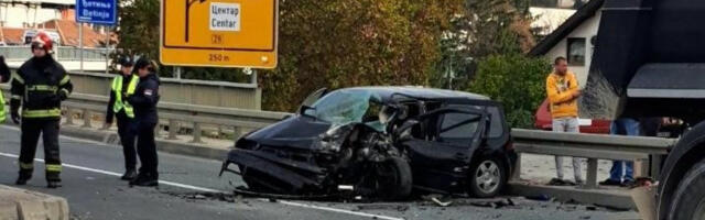 PRIZOR JE BIO JEZIV, SAMO JOJ JE GLAVA VIRILA ISPOD VOZILA KOJE JE NALETELO NA NJU Auto se na kraju ZABIO U TEZGU, a vozač pobegao!