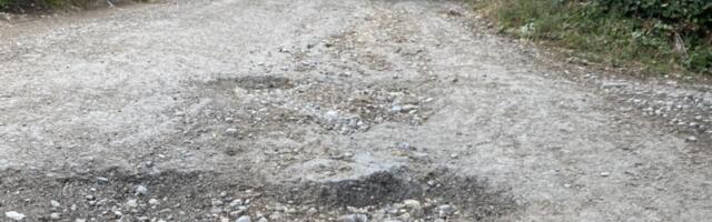 Foto-vest: Nišlije iz ulice Delijski vis bez asfalta, u korovu i prašini