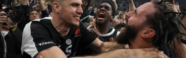 Palo pomirenje navijača i košarkaša Partizana – ogromno slavlje u Beogradskoj areni posle pobede u derbiju (VIDEO)