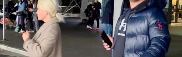 DŽIDŽA NASMEJANA KORAČA, NJEN PARTNER VUČE KOFER! Par snimljen na aerodromu, ovako izgleda zet Dragana Stojkovića Bosanca (FOTO/VIDEO)