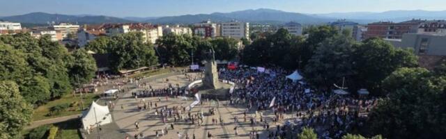UPRAVO KAKO SU I REKLI - SVE SE VIDI NA VIDOVDAN! Mali trg u Kraljevu gotovo PRAZAN, puče i ovaj blokaderski skup! (FOTO)