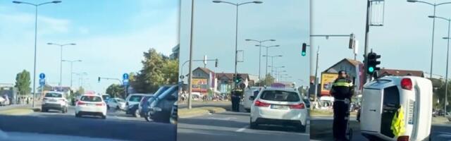 Automobil prevrnut nasred ulice: Saobraćajka u Novom Sadu, Hitna pomoć na licu mesta (VIDEO)