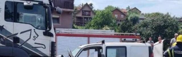 KOMBIJEM PODLETEO POD KAMION KOD SMEDEREVA Jedna osoba na mestu ostala mrtva (Foto)