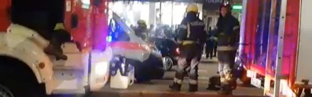 (VIDEO) STRAŠNA NESREĆA U CENTRU BEOGRADA: Taksista se zakucao u kombi, seku auto da bi ga izvukli!