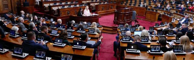 Petoro sudija Ustavnog suda Srbije u parlamentu položilo zakletvu, Brnabić im čestitala