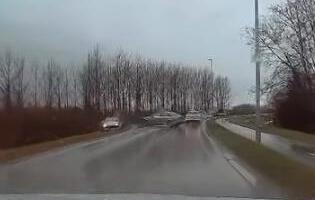 JEZIVI ČEONI SUDAR NA KAMENJARU! Preticao kolonu, pa se direktno zakucao u auto: Vozila smrskana, snimak ledi krv (VIDEO)